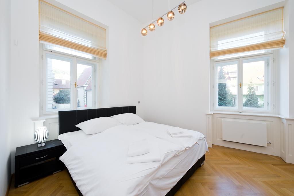 Modern Apartment Vsehrdova Praga Habitación foto